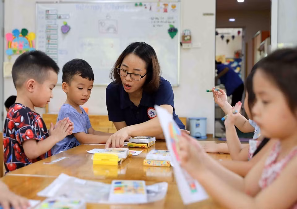 As of the end of the first semester in the 2022-2023 academic year, Hanoi had 1,147 kindergartens and over 2,400 independent pre-school institutions. (Photo: VNA)