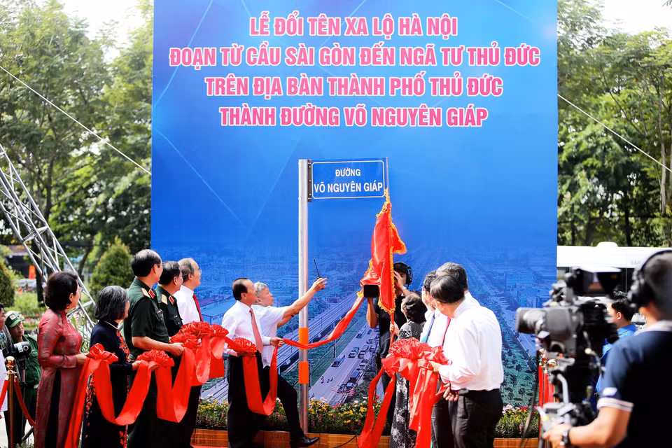 The ceremony to rename part of the Hanoi Highway Vo Nguyen Giap Street. (Photo: VNA)