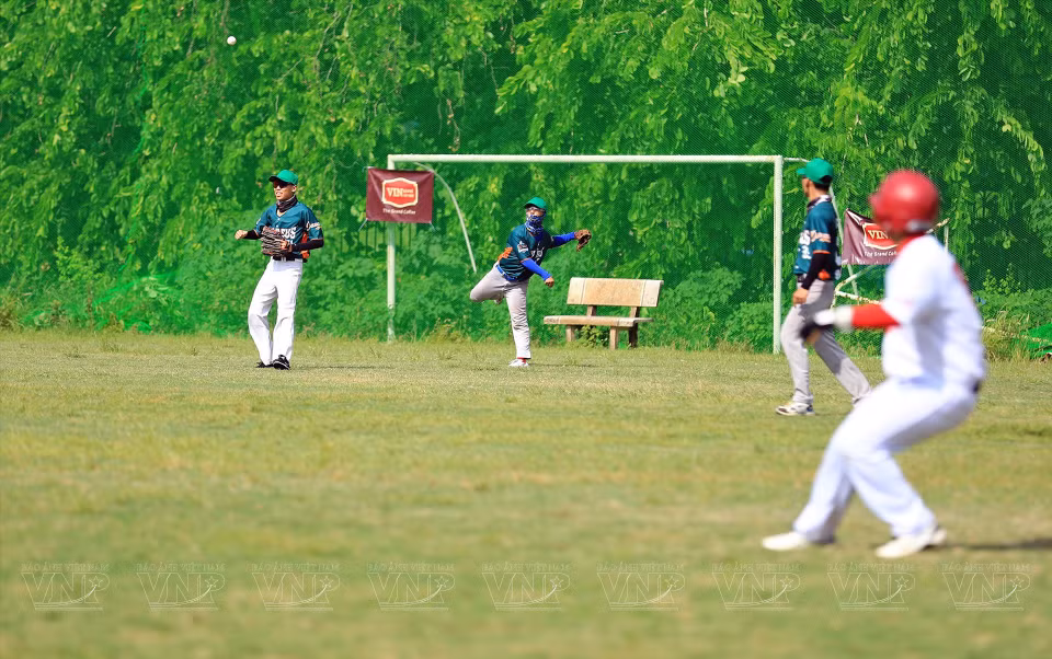 Many young Vietnamese people take an interest in the sport and form teams to strike out for fun. (Photo: VNP)