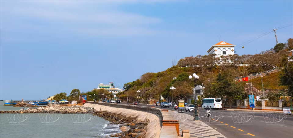 Bach Dinh is located between Truoc and Dau beaches, overlooking the sea. (Photo: VNP/VNA)