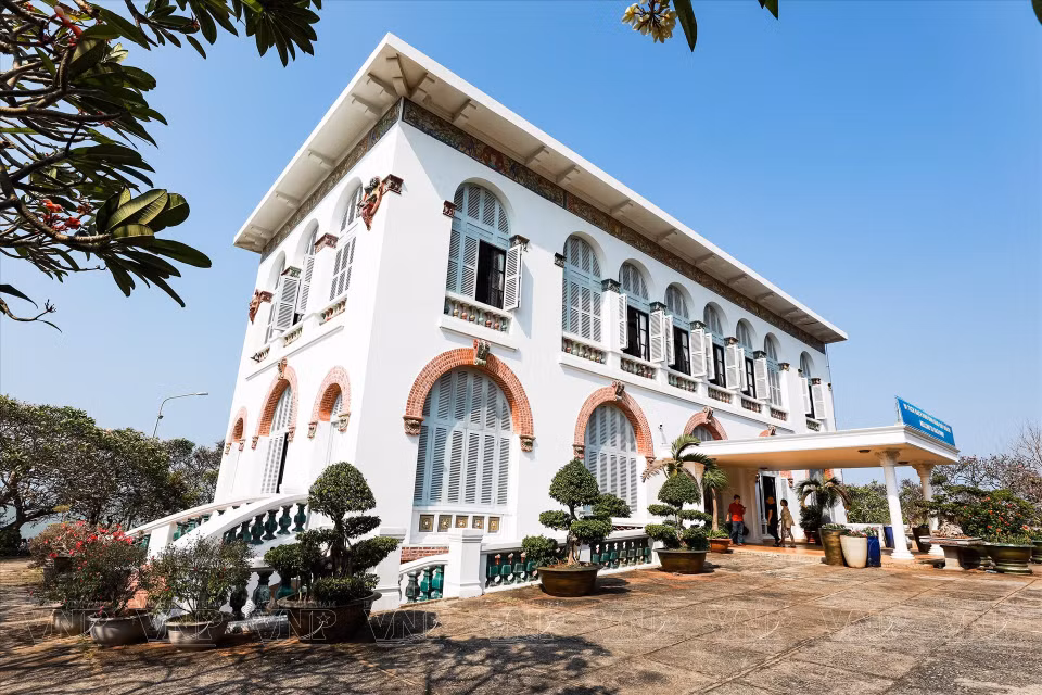 Bach Dinh was built as a summer villa for French Governor General Paul Doumer. Nestled on the slope of Big Mountain, the palace has beautiful views along the coast. (Photo : VNP/VNA)