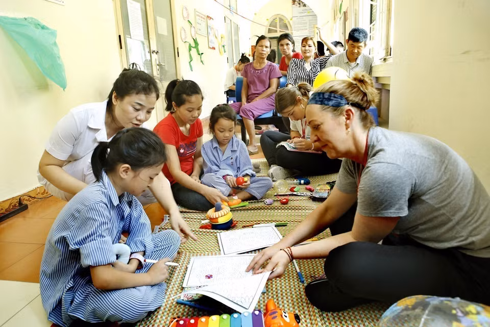 Doctors from Vietnam - Cuba Friendship Hospital provide free medical examinations, surgeries, and gifts to more than 100 children with hare lip or cleft palate. (Photo: VNA)