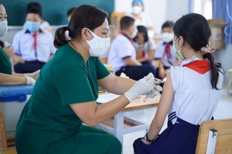 The central coastal province of Binh Thuan carries out a COVID-19 vaccination drive for children aged 5-12. (Photo: VNA)