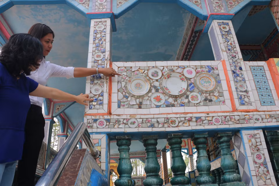 The pagoda and interior pillars are decorated with colourful plates and bowls. (Photo: VNA) 
