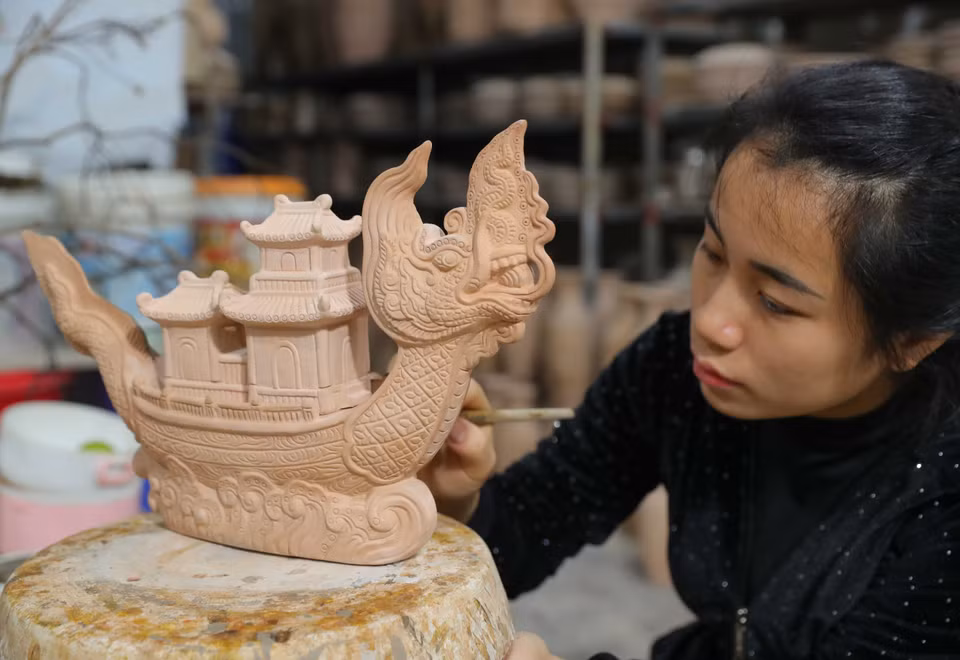 One product, called “Ngu Long Khanh Hoi”, draws inspiration from Emperor Ly Cong Uan sailing on a dragon boat and admiring the country’s landscapes. (Photo: VNA)