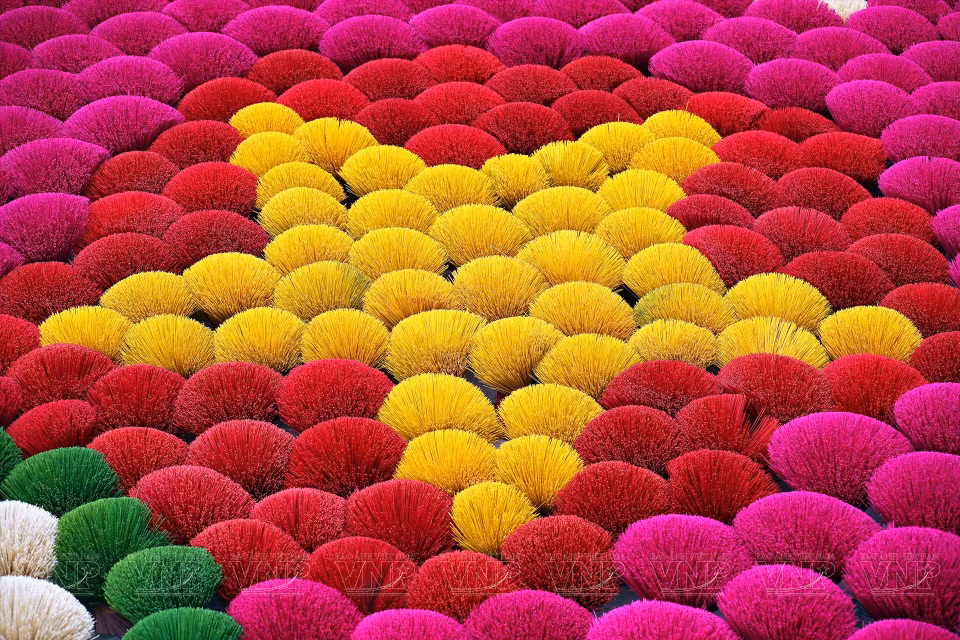 The image of a golden star on a red background symbolises the Vietnamese flag. (Photo: VNA)