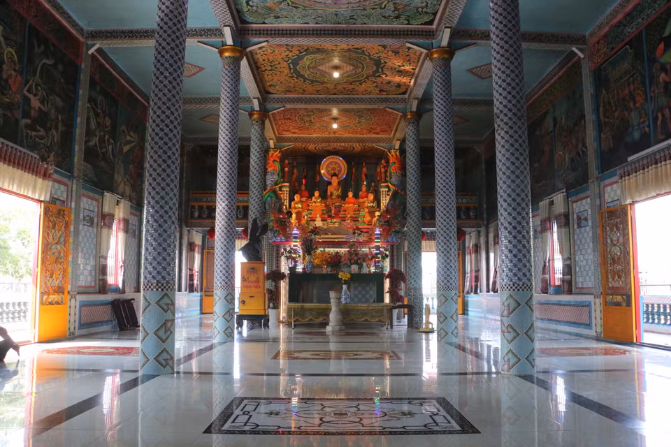 Inside the main hall of Sa Lon Pagoda, only Shakyamuni Buddha is worshipped. (Photo: VNA)