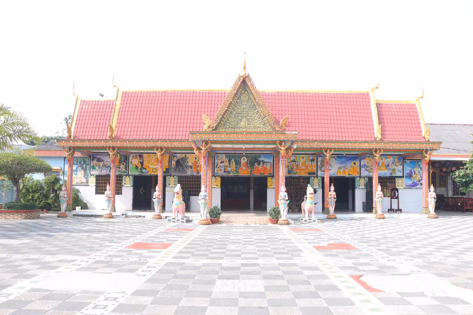 The courtyard of Sa Lon Pagoda is paved with encaustic cement tiles, featuring a sala house. (Photo: VNA)