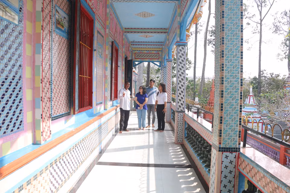The corridor of the main hall in Sa Lon Pagoda, with walls and columns adorned with distinctive bowls and plates. (Photo: VNA)
