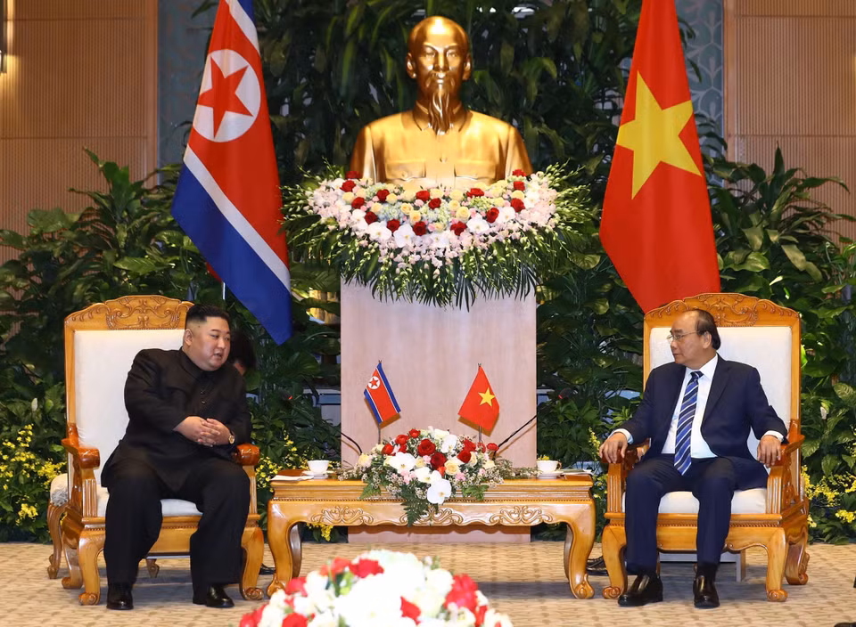Prime Minister Nguyen Xuan Phuc (R) and DPRK Chairman Kim Jong-un at the meeting (Photo: VNA)