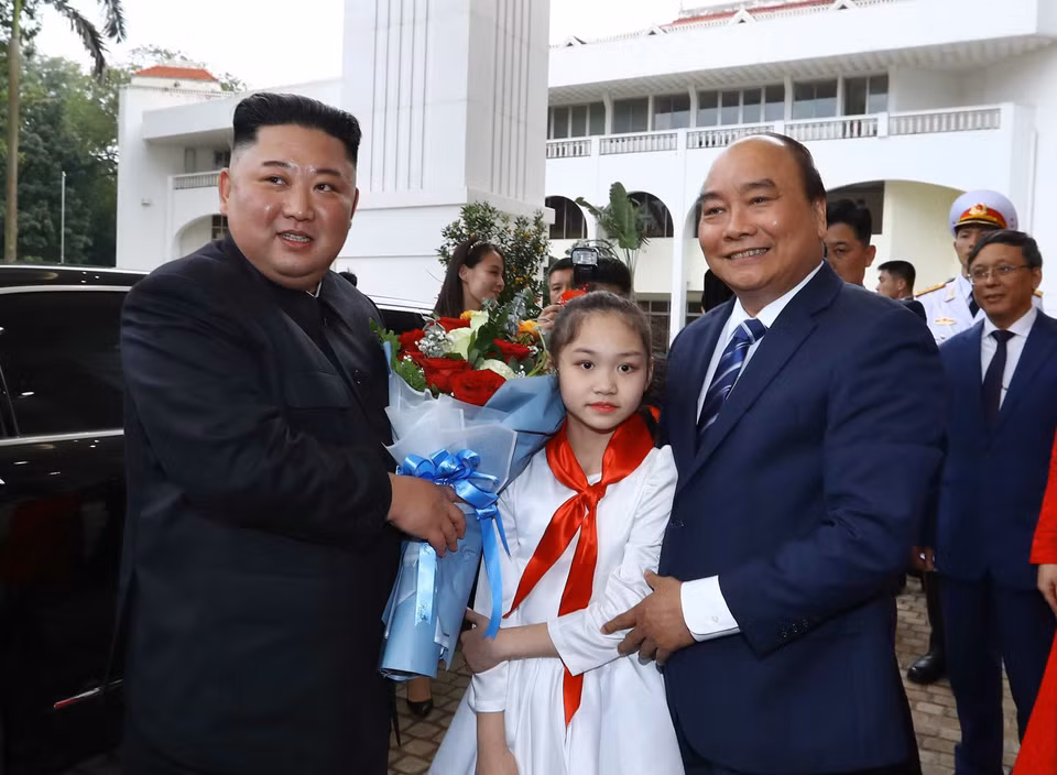 Prime Minister Nguyen Xuan Phuc welcomes DPRK Chairman Kim Jong-un in Hanoi, March 1 (Photo: VNA)