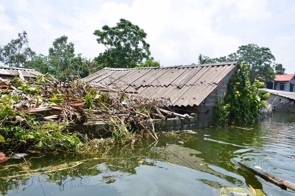 Flood waters have reached house roofs (Source: VNA)