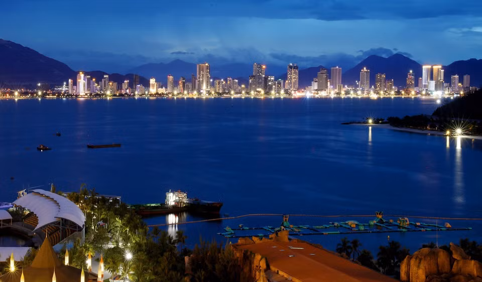 The average annual temperature in the city is 26.3⁰C. The city is rarely hit by storms. (Photo: VNA)