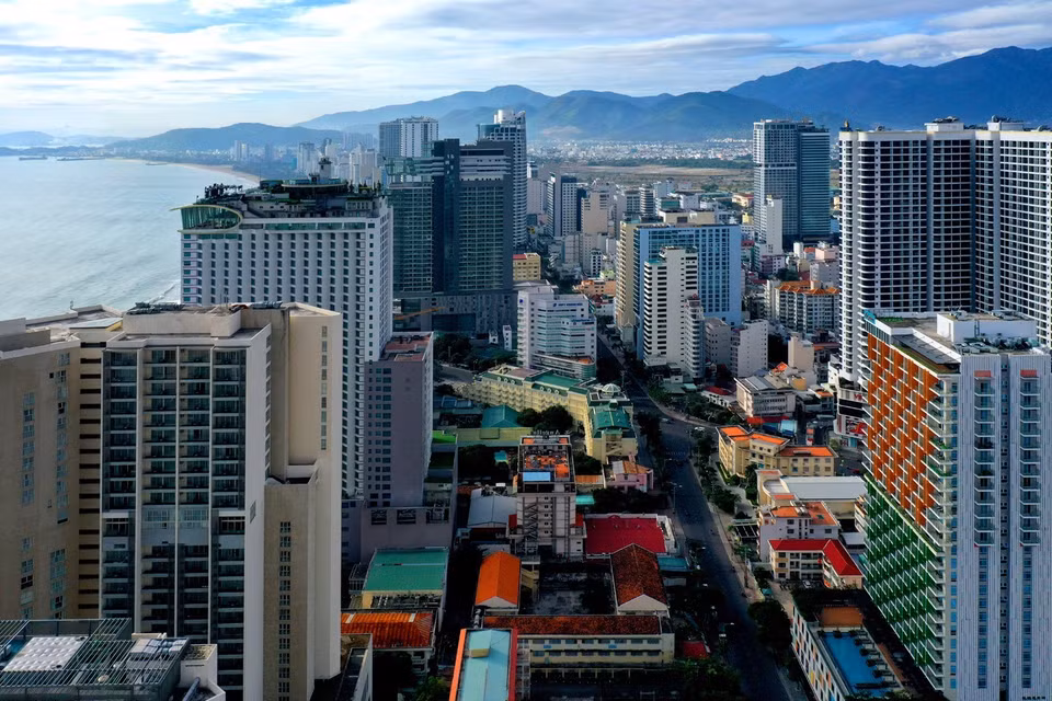 Nha Trang is famous for a long, white sandy beach. In November 2010, Nha Trang beach was voted as one of the 99 most beautiful beaches by the US magazine, National Geographic. The world's largest travel website TripAdvisor also honored Nha Trang in the Top 10 most attractive destinations in Asia in 2016. (Photo: VNA)
