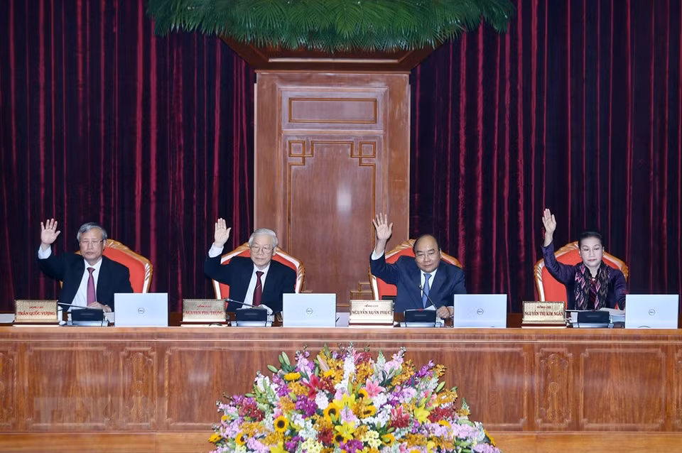 Party and State leaders vote for the ninth session’s agenda (Photo: VNA)
