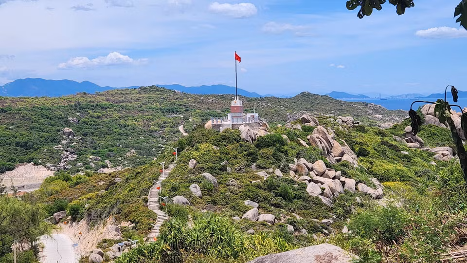 A flagpole, built in August 2015, affirms Vietnam’s sovereignty over the local seas and islands. (Photo: VNA)