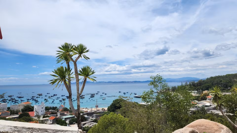 Also known as Van Phi Island, Cu Lao Xanh is a small island near Xuan Dai Bay in Phu Yen province. Its administrative boundary, however, belongs to Nhon Chau commune in Quy Nhon city, Binh Dinh Province. (Photo: VNA)