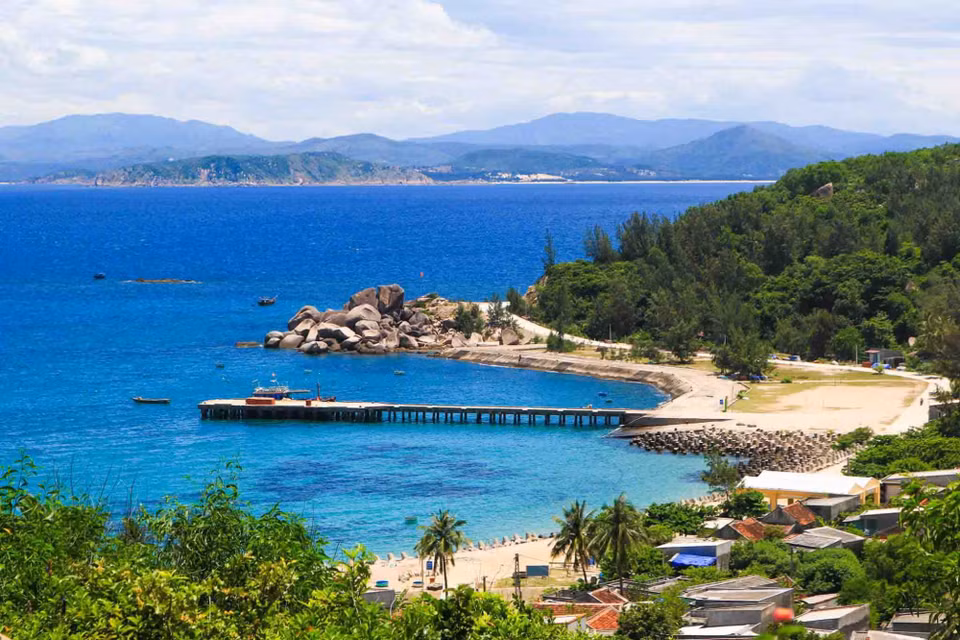 Though the island’s beaches are quite small, the water is clear and blue like sapphire, while the sand is smooth and soft. (Photo: VNA)