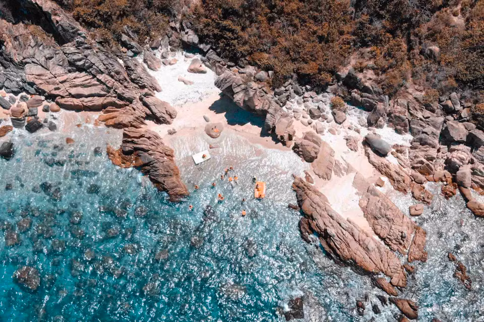 Bai Nho, Bai Gala, Bai Dong, and Bai Nam are the most beautiful beaches of the island. (Photo: VNA)