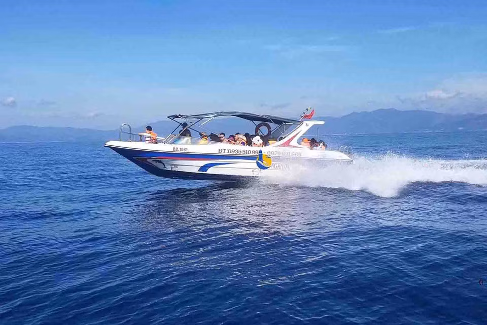 The most popular way to reach the island is to start out from Ham Tu Port, about 1km from Quy Nhon’s city centre, by high-speed boat or regular wooden boat. (Photo: VNA)