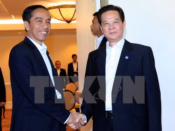 Prime Minister Nguyen Tan Dung meets Indonesia President Joko Widodo. (Photo: VNA)