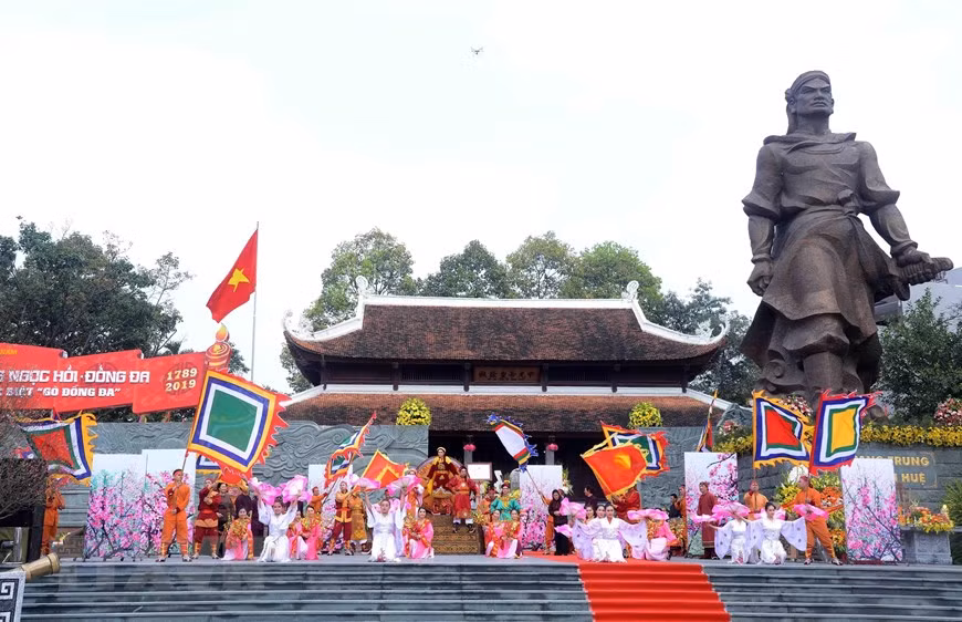 Dong Da festival takes place on the morning of the fifth day of the first lunar month in Dong Da mound (Dong Da district) to mark the Ngoc Hoi - Dong Da victory during which Quang Trung defeated 200,000 Chinese Qing invaders in 1789 (Photo: VNA).