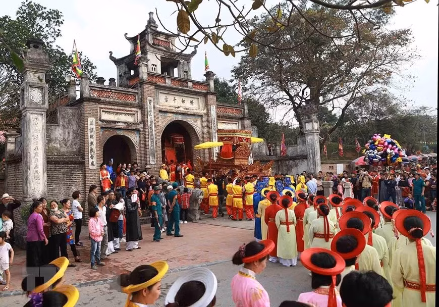  The Co Loa Citadel Festival takes place annually on the 6th day of the first lunar month in Co Loa Commune, Dong Anh District, commemorating the proclamation of Thuc Phan An Duong Vuong - the king of Au Lac, the second state in Vietnamese history (Photo: VNA) 