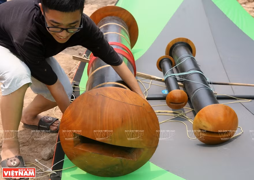A large flute kite at the competition (Photo: VNA)