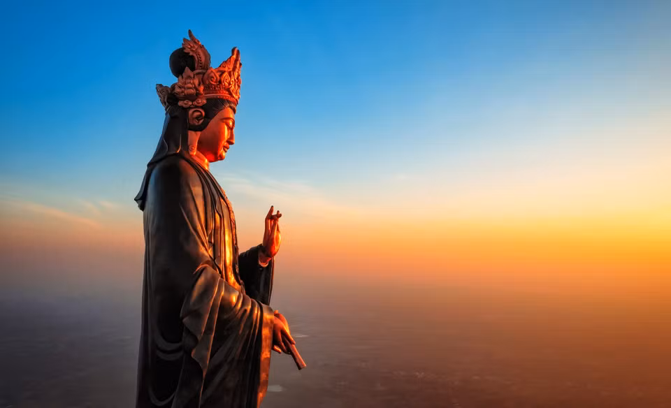 Standing on the roof of the Southern house in the middle of a sea of white clouds, Buddha Lady Tay Bo Da Son directs her compassionate eyes towards the fertile Tay Ninh plain, giving blessings and peace to the nature. (Photo: VNA)