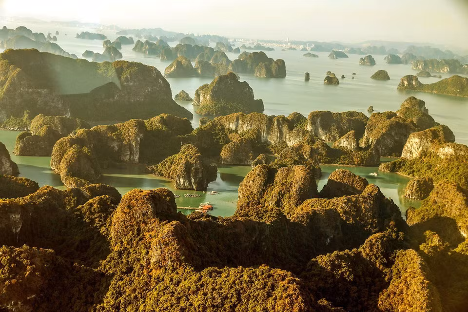 The adjacent islands create miniature bays, where boats leave anchors. (Photo: VNA)