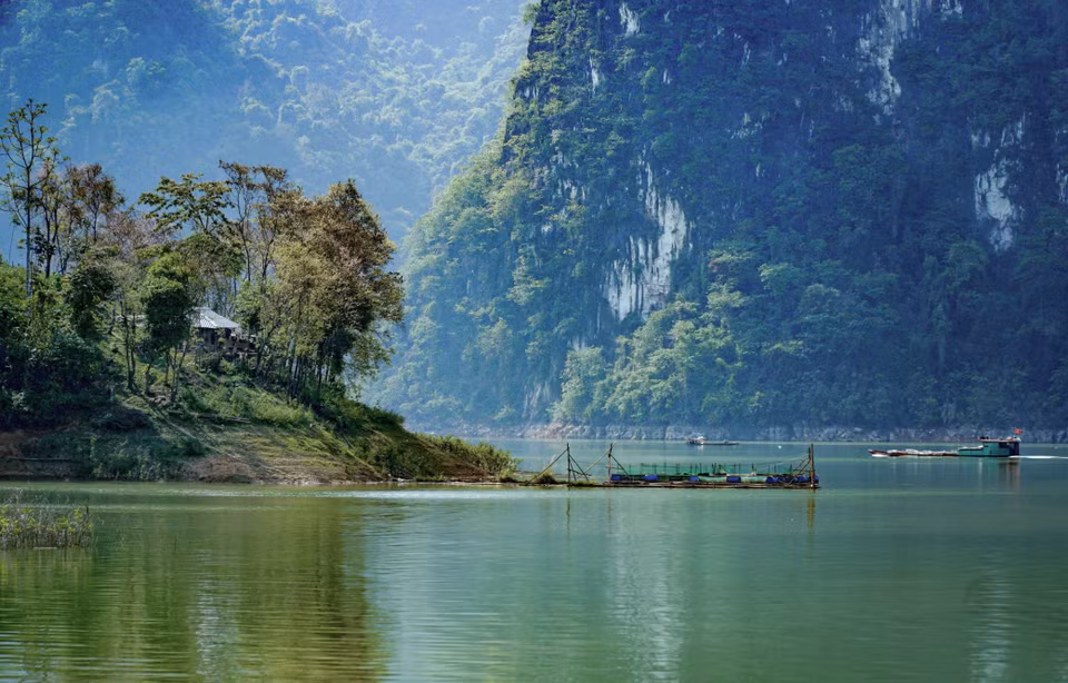 Small islands in the middle of the Song Da Reservoir. (Photo: VNA)
