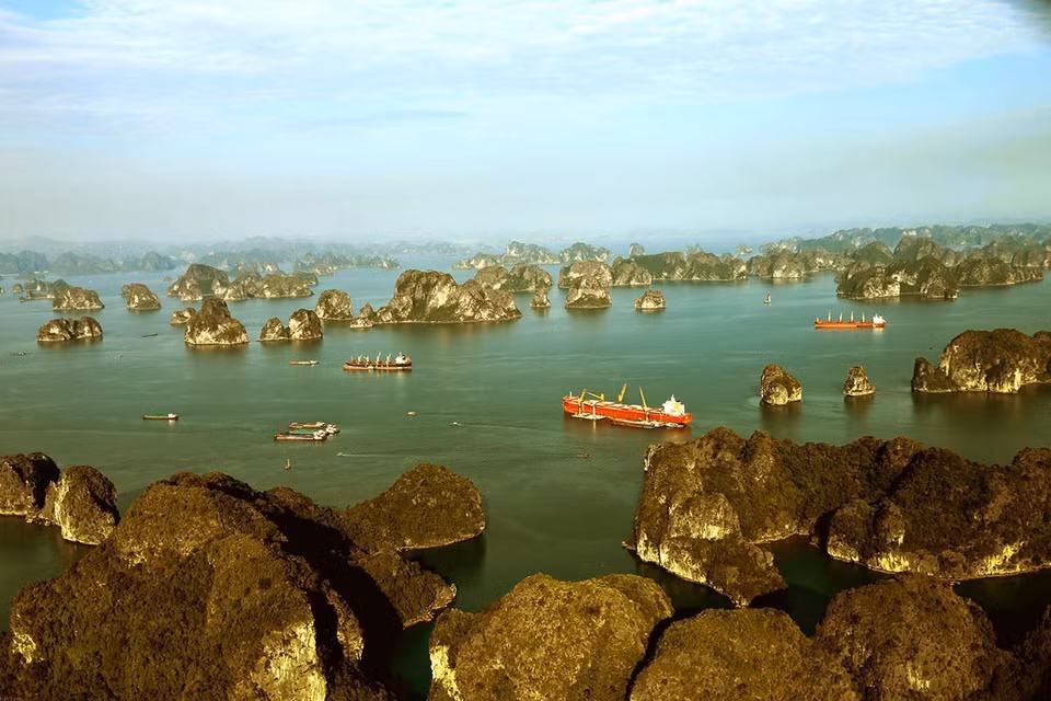 From above, you will feel the beauty of the sea in the sunset, and the smallness of man before nature here. (Photo: VNA)