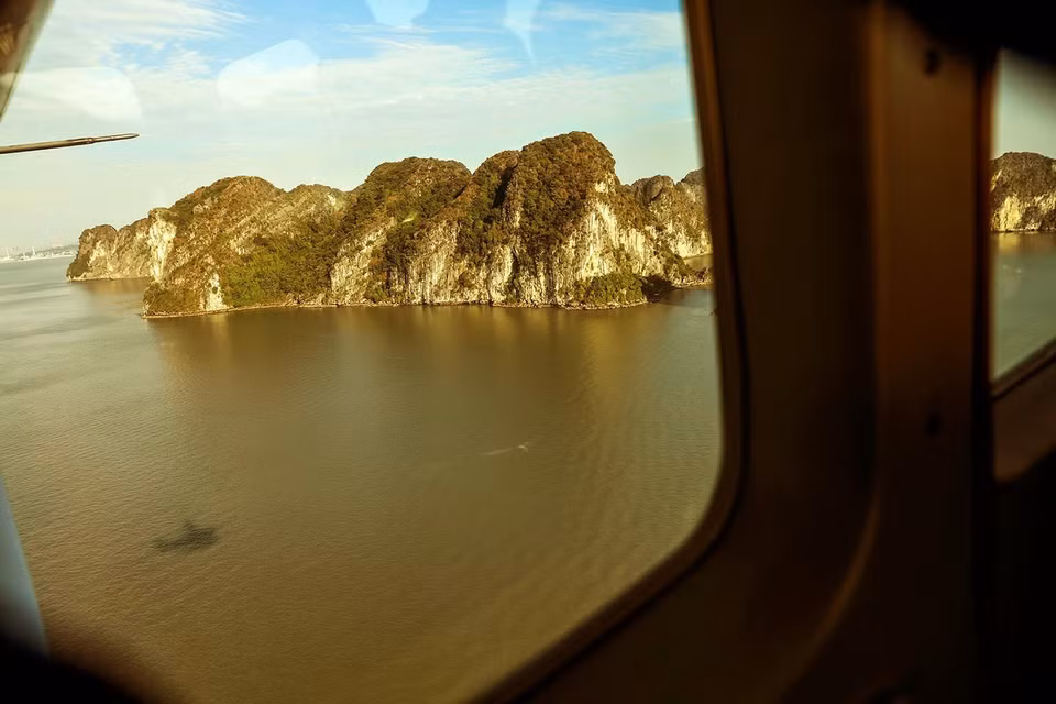 The best times for the most stunning views are six in the morning and four-thirty in the afternoon since watching the sunrise and sunset on Halong Bay is absolutely beyond comprehension from these points of view. (Photo: VNA) 