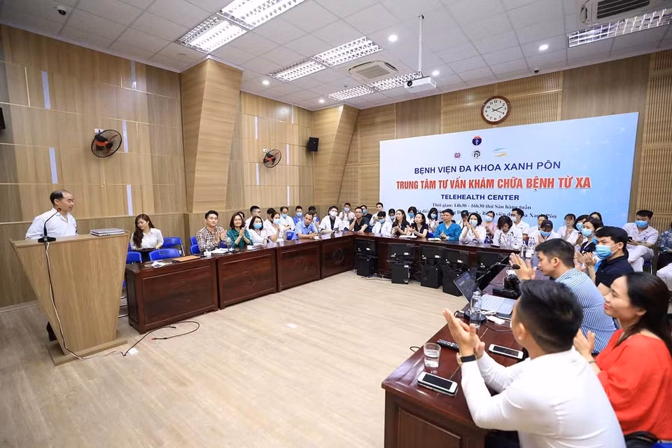 Vietnam News Agency’s Youth Union organises a training session on photo journalism skills for over 50 doctors of Saint Paul General Hospital in Hanoi. This is the first activity in a photojournalism training programme for doctors in 2021, aiming at improving communication works in hospitals. (Photo: VNA)