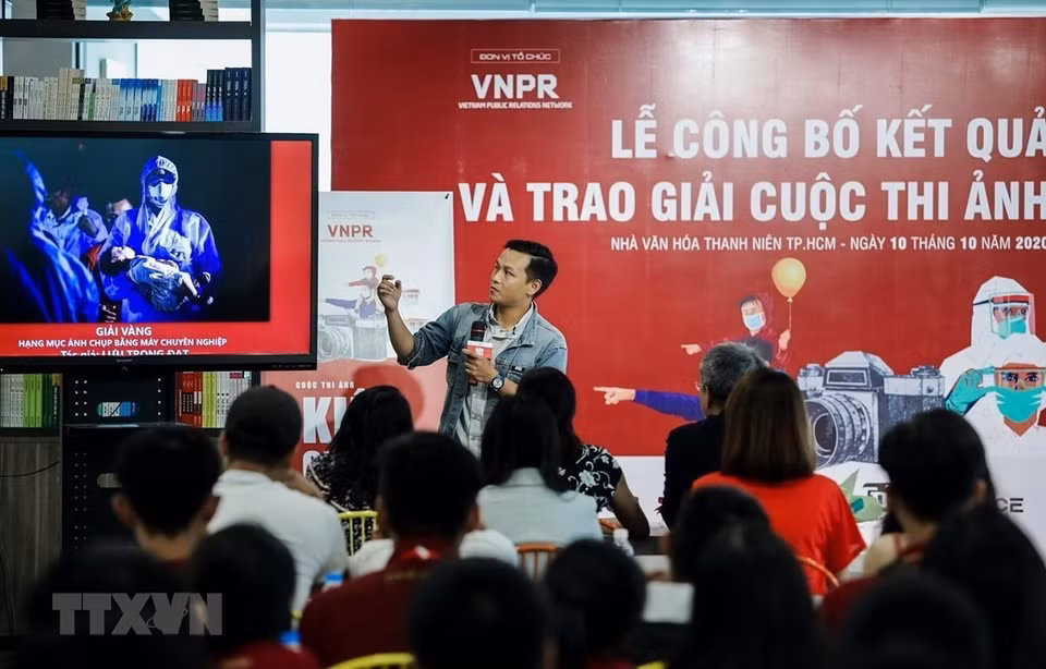 Luu Trong Dat, Vietnam News Agency’s journalist, gives presentation on his works which won gold prize in the category of ‘Photos taken by professional cameras’ at a photo contest organised by Vietnam Public Relations Network. His works aim at spreading images of a resilient Vietnam in the fight against COVID-19 pandemic. (Photo published by VNA)