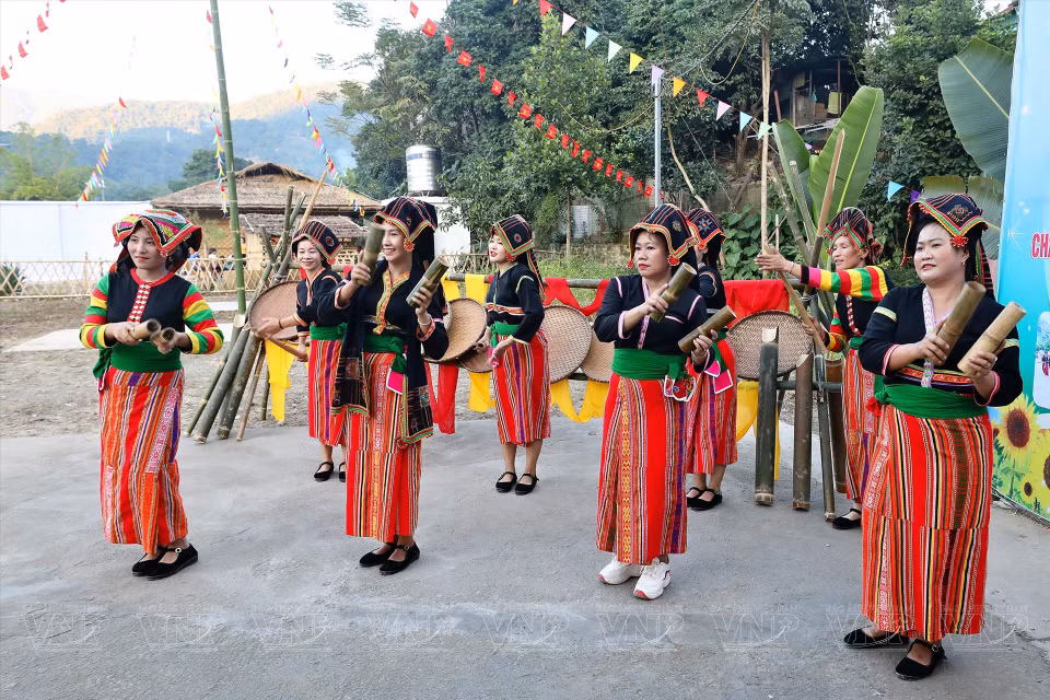 Young Cong women perform traditional dances. (Photo: VNP/VNA)