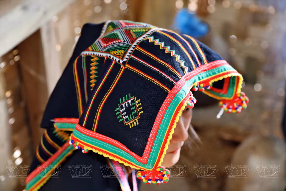 A close-up of a headscarf worn by young Cong ethnic girls. (Photo: VNP/VNA)