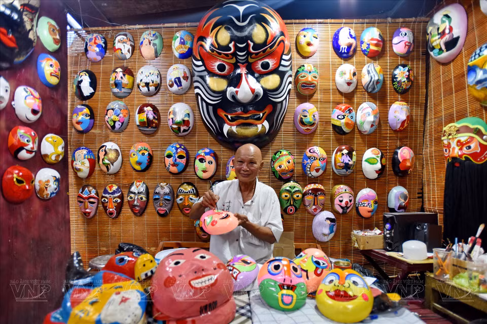 Artisan Bui Quy Phong at his painting workshop in Hoi An ancient town. (Photo: VNP/VNA)