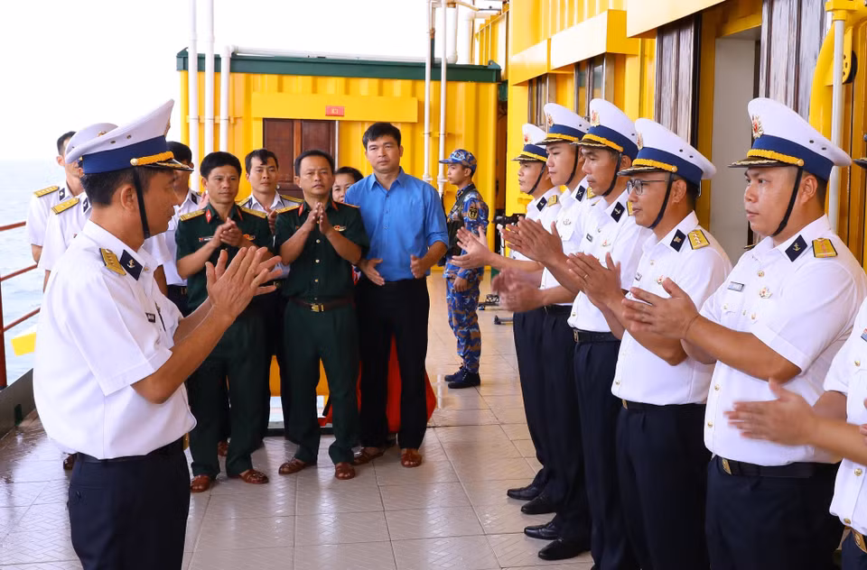 The Naval Region 2 Commander extends Tet wishes and presents gifts to officers and soldiers on duty on the DK1/21 platform. (Photo: VNA)