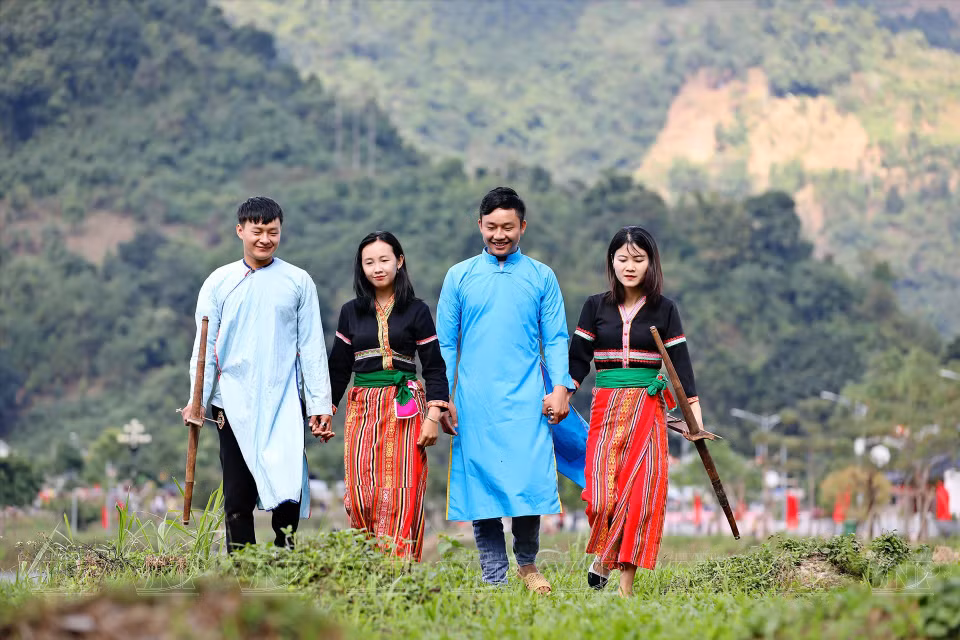 Young Cong people look sharp in their traditional outfits while attending a festival. (Photo: VNP/VNA)