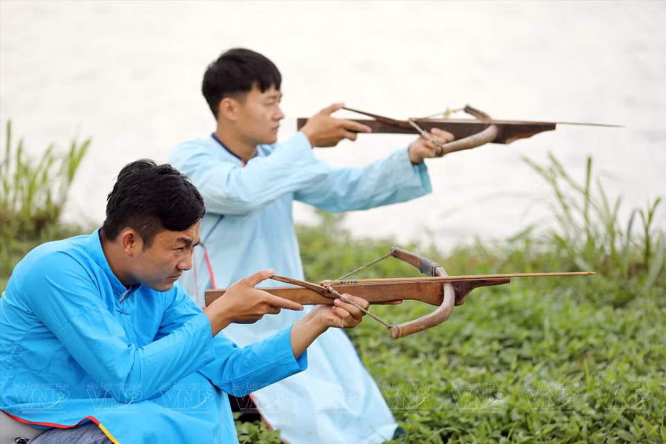 The traditional outfit for Cong men is simpler, typically consisting of a shirt and pants made from black cham fabric. (Photo: VNP/VNA)