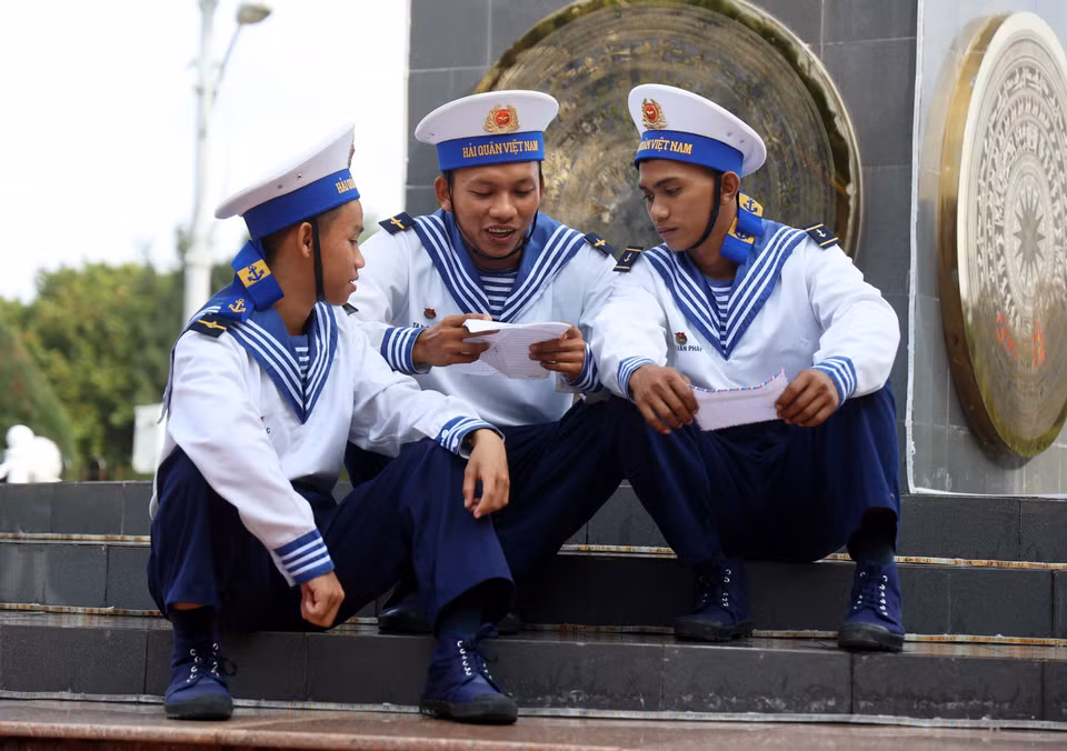 Truong Sa soldiers read letters from the mainland. (Photo: VNA)