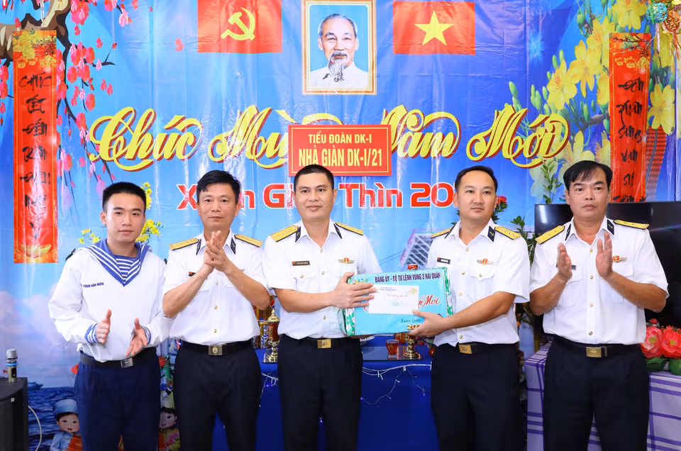 The Party Committee and High Command of Naval Region 2 present gifts to officers and soldiers on DK1/21 platform. (Photo: VNA)