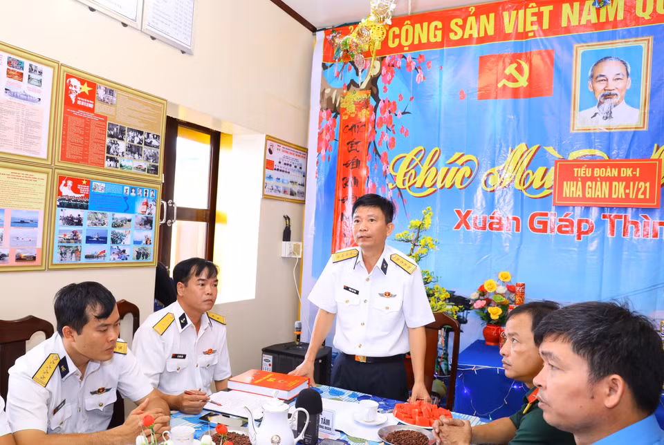 The Naval Region 2 Commander extends Tet wishes to officers and soldiers on duty on the DK1/21 platform. (Photo: VNA)