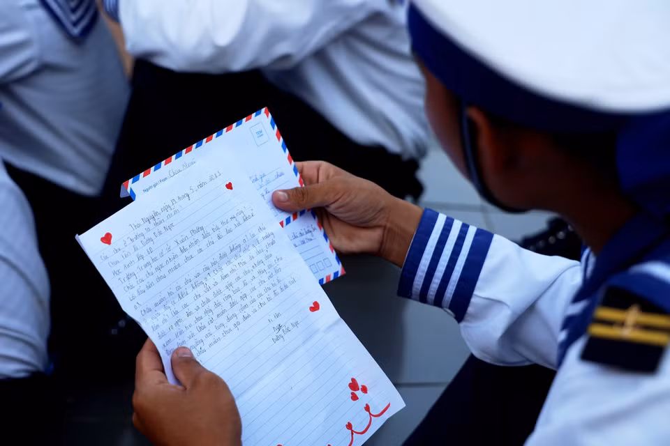 Truong Sa soldiers enjoy letters from the mainland. (Photo: VNA)