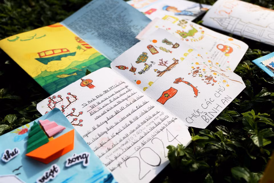 Lunar New Year (Tet) greeting cards from children around the country sent to Truong Sa officers and soldiers. (Photo: VNA)