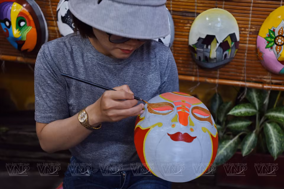 A young artisan at the workshop. (Photo: VNP/VNA)