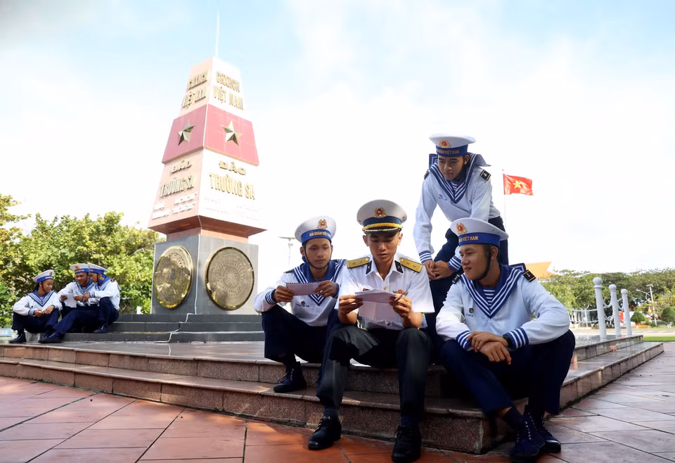 Officers and soldiers in Truong Sa read letters from the mainland. (Photo: VNA)