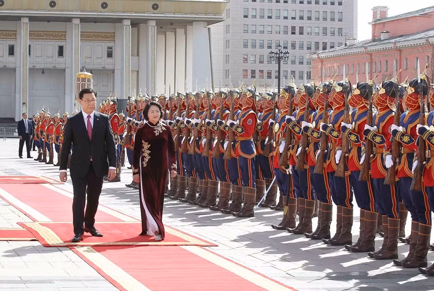 More and more women have been taking significant role in Vietnam’s governance bodies. In photo: Mongolian Prime Minister Jargaltulgyn Erdenebat hosts a reception for Vietnamese Vice State President Dang Thi Ngoc Thinh as part of the latter’s official visit to Mongolia, May, 2017 (Photo: VNA)