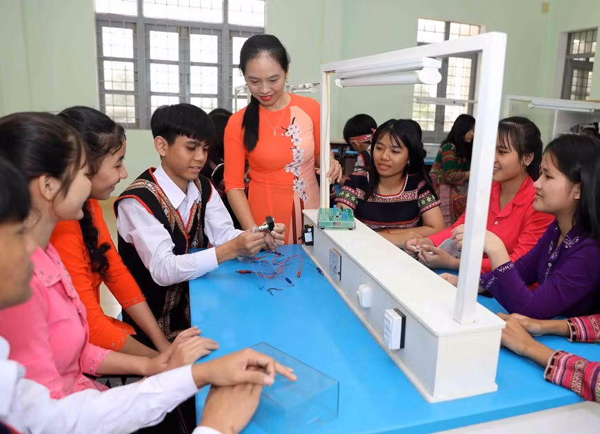 The image of female teachers in traditional long dress contributes to promoting Vietnamese women’s femininity and beauty (Photo: VNA)